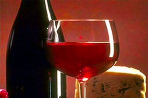 Ученые рассказали, чем могут рисковать те, кто выпивает более половины бокала вина в день