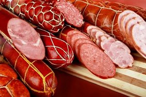 Супруги из Алексевки открыли домашнюю коптильню и начали производить крафтовую колбасу