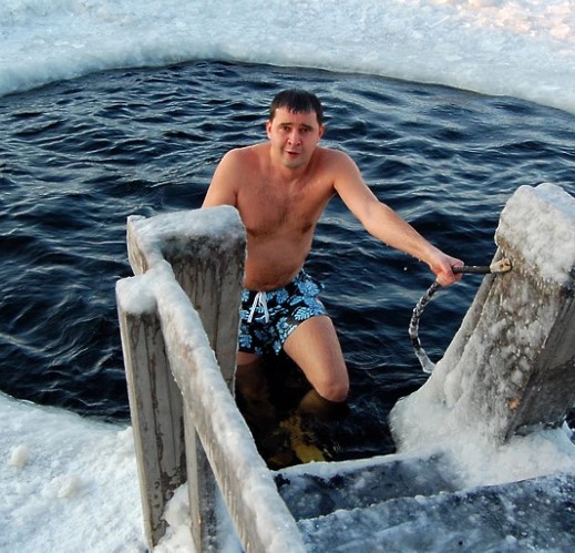 Не исцелит, но взбодрить сможет. Врач рассказал о плюсах и минусах крещенских купаний